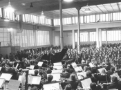 Fabbrica Innocenti Leyland (Innse) - Salone mensa - Interno – Concerto dell'orchestra della Scala - Claudio Abbado dirige l'orchestra - Musicisti – Lavoratori. 10/09/1975