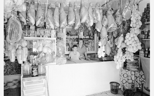 Loconsolo_1972 Vieste, negozio con salsicce