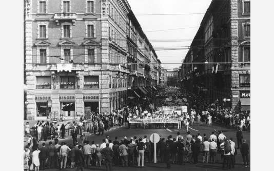 Sciopero dei lavoratori della Riva Calzoni - Presidio davanti all'ingresso della fabbrica - Operai con tuta da lavoro - Insegna Riva. 22/12/1967