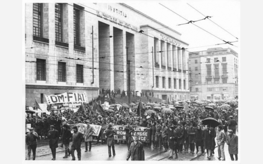 Manifestazione silenziosa dei lavoratori metalmeccanici per il contratto di lavoro e contro l'arresto di 4 lavora_1969