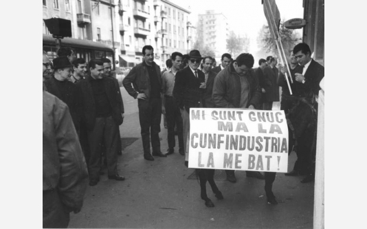 Sciopero nazionale unitario dei lavoratori metallurgici per il contratto - Corteo da Sesto San Giovanni a Milano - Asino in corteo - Cartelli di protesta. 27/04/1966