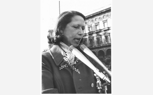 Manifestazione 8 marzo per la giornata internazionale della donna - Jone Bagnoli al microfono_1973
