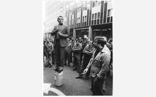 Sciopero dei lavoratori della Breda - Comizio davanti alla sede dell'Intersind - Antonio Pizzinato al microfono_1977