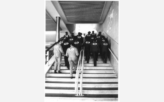 Fabbrica Innocenti - Operai sulla scala della mensa si recano all'assemblea dei lavoratori_1978