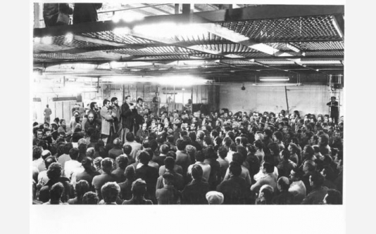 Fabbrica Alfa Romeo di Arese - Assemblea dei lavoratori contro l'attentato terroristico alla Dellera -Antonio Pizzinato al microfono_1980