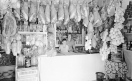 082_Loconsolo_1972 Vieste, negozio con salsicce.jpg