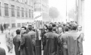 Sciopero dei lavoratori della Cge contro i licenziamenti - Presidio davanti alla fabbrica - Cartello di sciopero Fim Cisl e Fiom. 27/10/1965